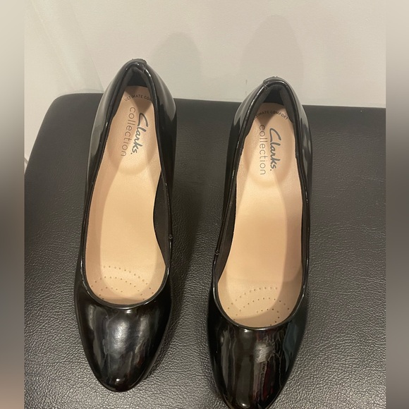 NWOT. Womens size 8, patent black color Clarks heels - Picture 2 of 7